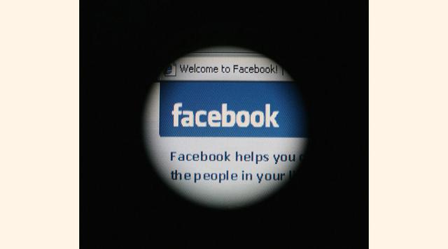 Facebook (2004). Ingresos (2015) US$ 17’928,000 millones. Que levante la mano quién conocía esta red social hace diez años. Nadie, ¿verdad? Antes de hacerse con WhasApp, Mark Zuckerberg tuvo su propia idea, y creó una plataforma, donde todos tuviésemos la
