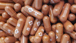 FDA afirma que píldora COVID-19 de Merck es eficaz, pero se revisará
