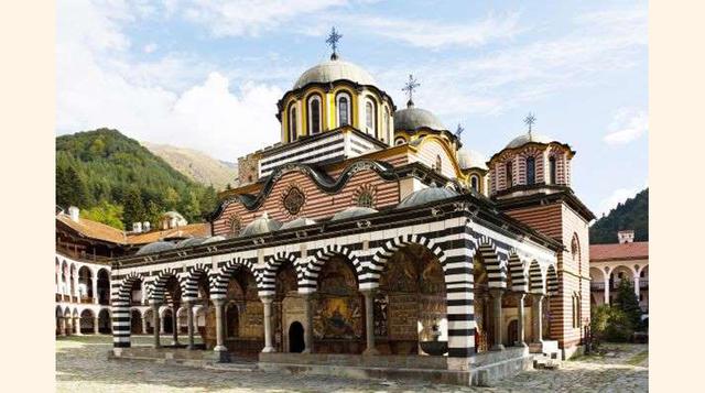 Siete Lagos de Rila y su Monasterio,si vamos hasta los Siete Lagos no puedes dejar de visitar el popular y emblemático monasterio, el cual es Patrimonio de la Humanidad de la UNESCO desde 1983. Todo aquel que lo visita se enamora de esta construcción y co