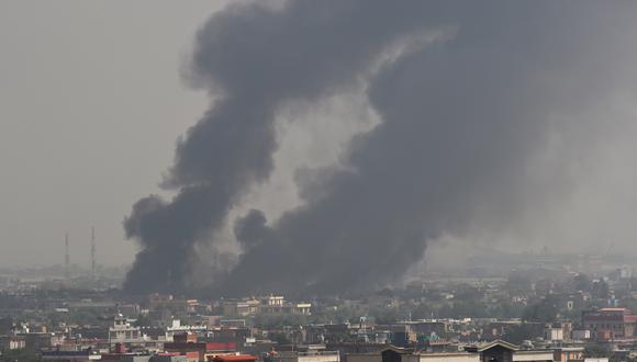El humo se eleva desde el sitio del ataque después de una explosión masiva la noche anterior en Green Village en Kabul. (Foto: AFP)