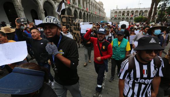 Comerciantes llegaron a la plaza de armas de Arequipa pidiendo el cierre del congreso y la salida de Dina Boluarte. (Fotos Leonardo Cuito @photo.gec)