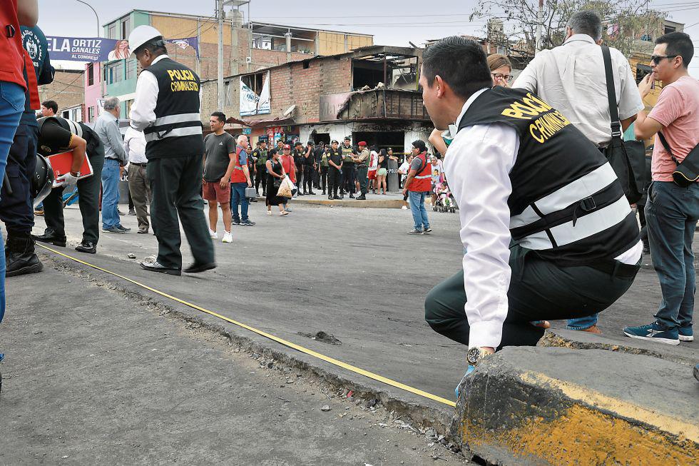 El desnivel del cruce de las avenidas Pastor Sevilla y Villa del Mar ocasionó que camión que transportaba gas sufriera un desperfecto en la parte trasera. (Juan Ponce)