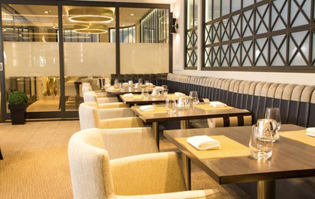 9. Adams, Reino Unido. El Adam's recuerda a un salón de casa. Sus sofás blancos rodean mesas pequeñas y una gran cristalera da acceso a la cocina. Eche un vistazo a su interior, televisiones, DVD y hasta lavadoras forman parte del espacio en el que t