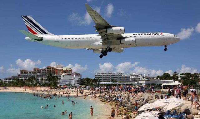 Los aviones que llegan al aeropuerto Princesa Juliana en el Caribe casi te rozan la cabeza. (Foto: Markus Mainka)