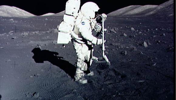 El astronauta Harrison Schmitt recolecta muestras de rocas lunares en el sitio de aterrizaje de Taurus-Littrow en la luna durante la misión Apollo 17 en diciembre de 1972. (Foto: AFP)