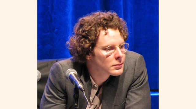 A mediados del 2004, Zuckerberg contrató al cofundador de Napster, Sean Parker, como el primer presidente de la compañía.