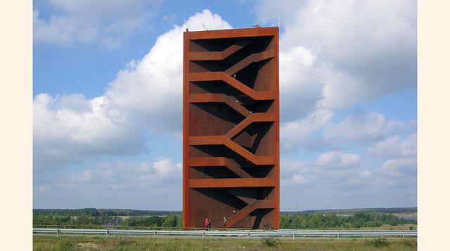 LANDMARKE, LAUSITZER SEENLAND (ALEMANIA). Un mirador, pero también un símbolo del pasado minero de la región alemana de Lausitzer. Inaugurado en 2008, el mirador mide 30 metros y es, según su arquitecto, Stefan Gries, “una escultura con dos caras”. De un 