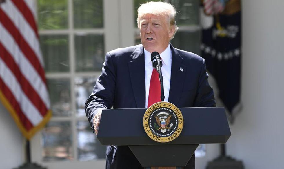 FOTO 4 | La salida del Acuerdo de París y el negacionismo. Revertir las protecciones medioambientales ha sido otra de las guías del mandato de Trump, que en agosto optó por abandonar el Acuerdo de París sobre el clima -el único país en esta situación-. Trump, que en 2012 dijo que el concepto de cambio climático fue inventado por los chinos para perjudicar a la industria de EE.UU., comentó estas navidades que dadas las bajas temperaturas el país necesitaba "una buena dosis de calentamiento global". (Foto: AFP)