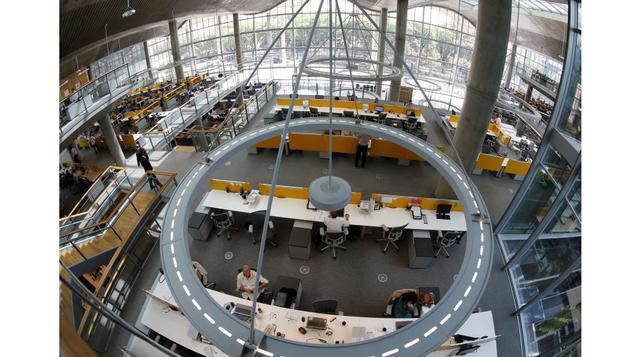 Dentro de las estrategias de ahorro de energía se encuentra el uso de masa termal de los elementos de concreto para enfriar el aire, y la ubicación de los elementos que sombrean las fachadas para reducir la insolación y potenciar la ventilación natural. (