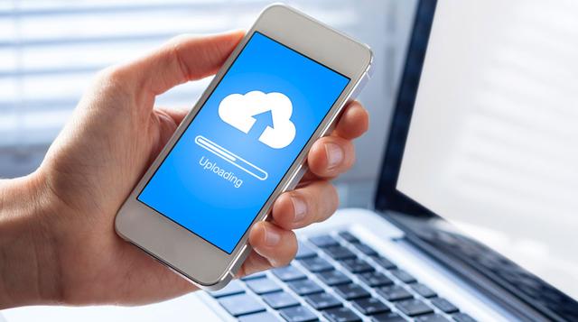 Este modelo de almacenamiento de datos se basa en redes de computadoras a las que se puede acceder desde cualquier lugar, siempre y cuando se tenga conexión a internet.