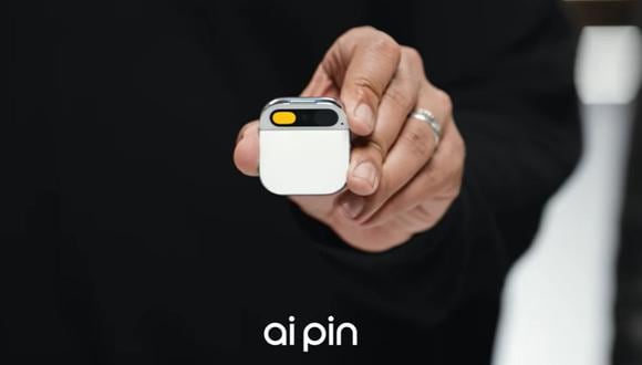 El Human AI Pin traduce al instante conversaciones, cambia dólares y sabe cómo se comportará el clima. Además, puede proyectar imágenes en la mano. (YouTube/Humane)