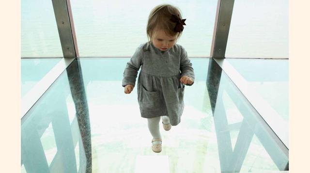 FOTO 11 | La plataforma de observación de Blackpool Tower tiene vistas hacia el mar de Irlanda y un suelo de vidrio a través del cual es posible observar los automóviles en el camino que está debajo. Puedes reservar el espacio para eventos especiales.