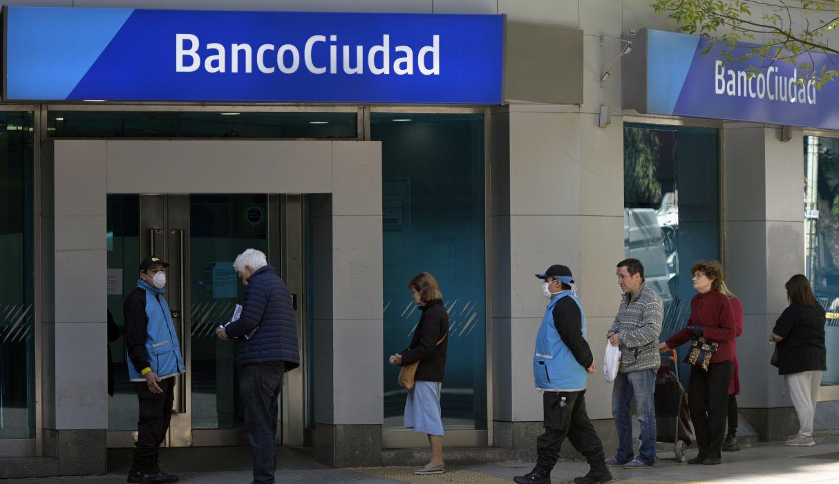 Largas filas de jubilados y beneficiarios de la seguridad social se formaron este viernes frente a los bancos en Argentina, en el primer día de atención pública exclusivo desde que el 20 de marzo se decretó el aislamiento social obligatorio. (JUAN MABROMATA / AFP).