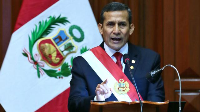 La banda de Ollanta Humala tenía 95 centímetros por lado, que es la medida casi estándar”, afirmó Gutierrez a RPP Noticias. Sin embargo, esta le quedaba un poco grande a Alejandro Toledo. (Foto: Agencia Andina)