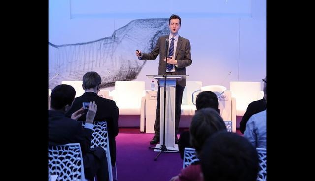 FOTO 7 | Contar una historia. Casi todas las grandes charlas TED comienzan con una historia y hay una buena razón por la que lo hacen. Las historias son irresistibles. “Las historias nos ayudaron a ser lo que somos, nos encanta escuchar historias y cuentos, y probablemente ayudaron a configurar la manera en que nuestras mentes comparten y reciben información”, escribe Anderson. Las charlas que recordamos son memorables porque las ideas se presentan en forma narrativa.