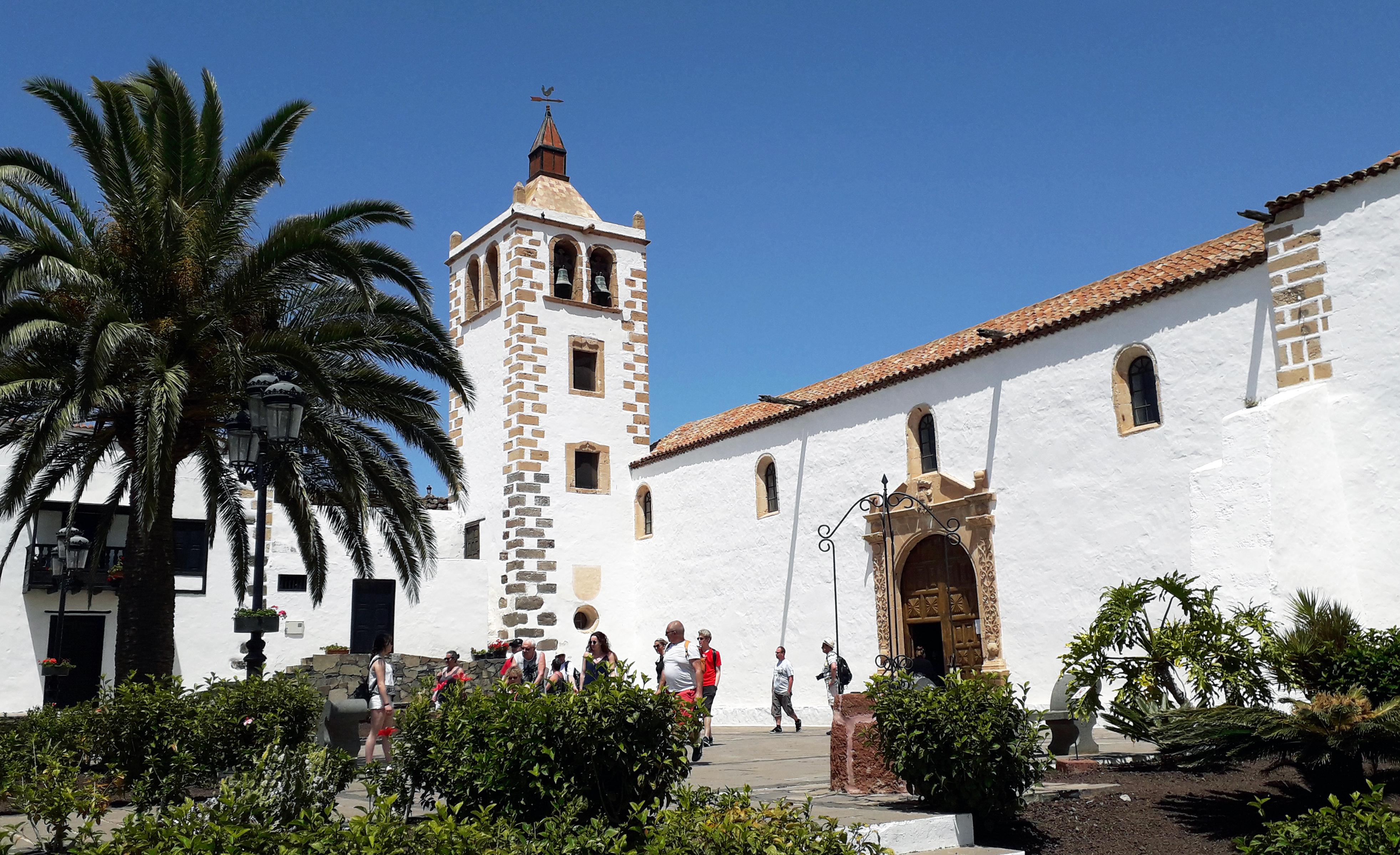 FOTO 1 | Ubicada a pocos cientos de kilómetros de la costa de África, y a medio camino entre España e Iberoamérica, Fuerteventura, como el resto de las Islas Canarias fue durante muchos años tierra de emigrantes. De aquí salieron, buscando una vida mejor, muchos isleños sobre todo a Montevideo y Buenos Aires, pero también a Venezuela, algunos a México sin olvidarse de los que se asentaron en Texas.