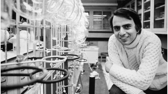 25. Carl Sagan. "La ciencia es más que un simple conjunto de conocimientos: es una manera de pensar".