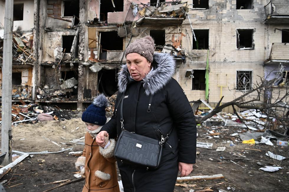 El alcalde de Kiev, Vitali Klistchko, informó que un misil ruso impactó contra un edificio de apartamentos en el oeste de la urbe. (Foto: Daniel LEAL / AFP)