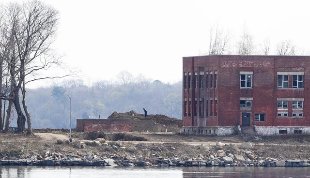 A la isla solo acuden presidiarios para cavar fosas y trabajadores penitenciarios. Los pocos edificios que hay están deteriorados y sin habitar. (EFE)