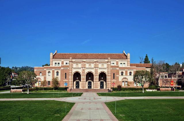 FOTO 33 | Universidad de California, Los Ángeles (UCLA), Estados Unidos. Clasificándose alto por su empleabilidad estudiantil, UCLA también tiene una clasificación impresionante en cursos tales como geografía, lingüística, ingeniería eléctrica, ciencias biológicas, medicina y psicología. Estudiantes: Más de 40,100.