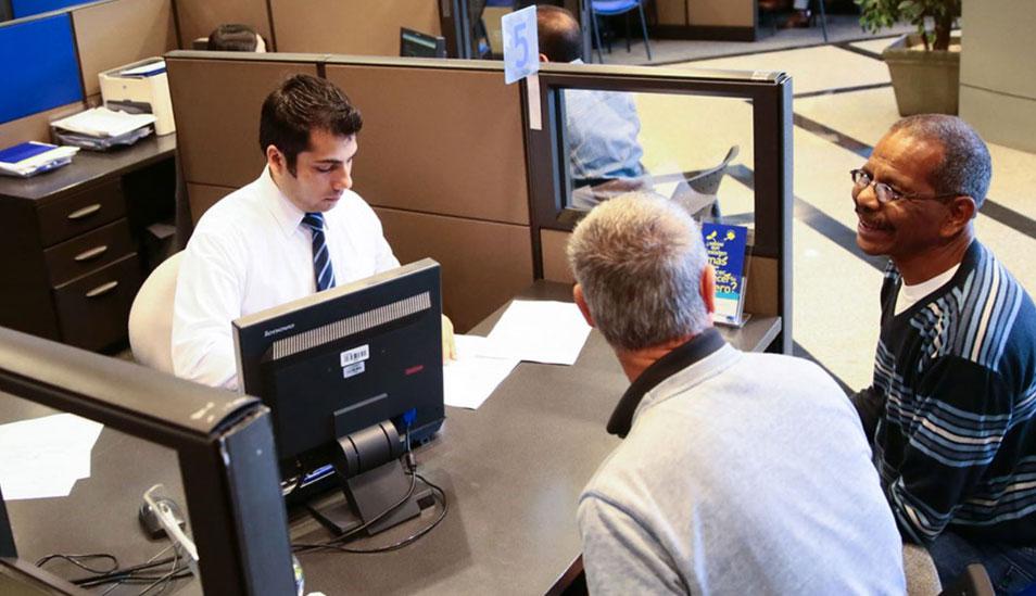 Foto 8 | Los trabajadores que decidieron poner sus recursos en el fondo de AFP más riesgoso son los que, en promedio, acumulan un monto más grande para su jubilación. Y es que los afiliados del fondo 3 tienen, en promedio, S/ 87, 456 en su cuenta de capitalización individual, monto que más que cuadruplica al que mantienen los del fondo 2 (S/ 18,796), según estadísticas de la Superintendencia de Banca, Seguros y AFP (SBS). En tanto, las personas próximas a jubilarse, y que se encuentran en los fondos 0 y 1, tienen montos promedio de S/ 56,920 y S/ 59,993, respectivamente. Es relevante lo que pasa con el fondo 3, pues sus afiliados han tomado la decisión activa de pasarse a ese fondo, destacó Aldo Ferrini, gerente general de AFP Integra. Hoy, por default (automá- ticamente), los nuevos afiliados entran al fondo 2, y aquellos que cumplen 60 años pasan al fondo 1; pero para estar en el tipo 3, el afiliado ha tomado la decisión activa, enfatizó. Detalló que estos afiliados son, en su mayoría, jóvenes con un conocimiento del sistema. “Lo que dan a entender estos números es que el sistema, para aquellas personas que tienen disciplina y en tran jóvenes a aportar, va a lograr una pensión bastante mejor de lo que estamos viendo hoy”, sostuvo. A marzo, de los 6.7 millones de afiliados, solo el 4% está en el fondo 3, mientras el grueso del sistema (91%) se encuentra en el fondo 2 (Foto: Andina).