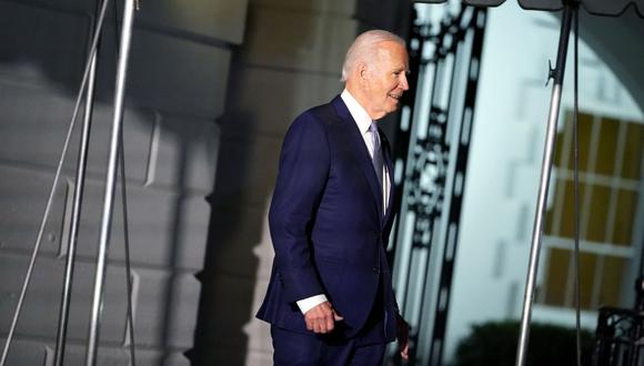 El presidente de EE. UU., Joe Biden, camina para abordar el Marine One en el jardín sur de la Casa Blanca en Washington, DC, el 6 de enero de 2022, cuando parte para pasar un fin de semana en Wilmington, Delaware. (Foto de Mandel NGAN / AFP)