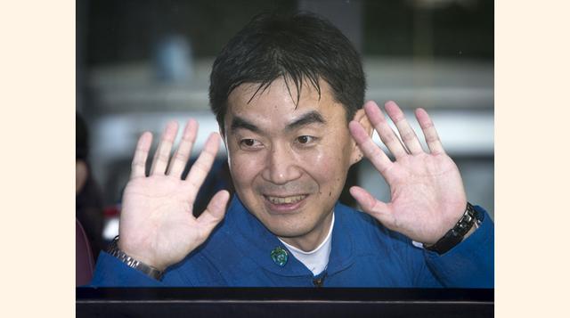 El astronauta Kimiya Yui de Japón, miembro de la tripulación de la Estación Espacial Internacional, saluda a su familia de un autobús antes de la salida para la preparación final de prelanzamiento en el cosmódromo de Baikonur (Kazajstán). (Foto: Reuters)