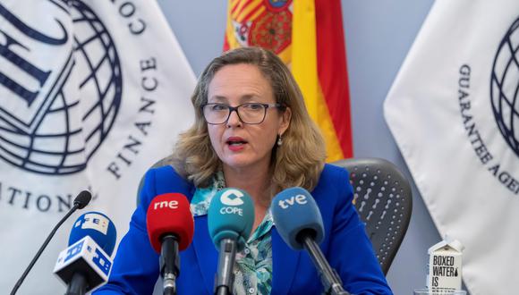 La ministra de Economía Nadia Calviño dijo que España sigue apostando por la negociación como vía para resolver los conflictos comerciales. (Foto: EFE)