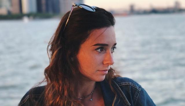 FOTO 1 | 1. Alexandra Fasulo, copywriter. ¿Cómo empezaste?


Curiosamente, yo tenía un trabajo en el gobierno de Albany, en el estado de Nueva York, cuando mi mamá me sugirió que revisara “Fiverr”, una nueva plataforma de freelancers. Empecé editando un trabajo de $5 dólares, ganando entre $30 y $50 dólares al mes. Y pensé que era increíble ganar un poco de dinero extra desde mi computadora y en mi tiempo libre. En noviembre de 2015 me mudé a N.Y. para trabajar en una agencia de RP. Después de un mes sabía que no era lo mío, así que renuncié. No tenía un plan B, de hecho, no tenía ni idea de qué haría después.

El día que renuncié fui a casa por la noche, después de haber visitado algunos museos y de haber tenido un ataque de pánico en grande, y abrí tres nuevos trabajos en Fiverr. ¡No tenía nada qué perder! En pocas semanas, mi perfil había despegado y estaba ganando casi $100 dólares al día. Ya sintiéndome adicta al ajetreo, seguí abriendo más y más trabajos y poco a poco fui subiendo mis costos. En abril de 2017, cuando Fiverr lanzó su versión Fiverr PRO, todo cambió en términos de dinero, y brinqué a ganar 6 cifras.