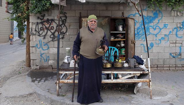 FOTO 11 | Palestina. Jawdat al-Khour, de 75 años, que repara cocinas de queroseno posa para una foto junto a su puesto en la ciudad de Gaza el 23 de abril de 2018. Los habitantes de Gaza están dejando de usar cocinas tradicionales de queroseno para obtener alternativas de propano más eficientes. (Foto: AFP)