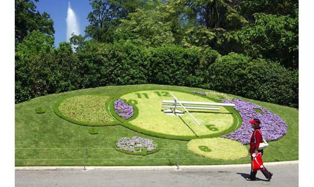 GINEBRA (SUIZA). Suiza es el país de los relojeros y en su honor se construyó en 1955 uno de estilo floral en la ciudad de Ginebra. Se encuentra dentro del denominado Jardín Inglés, en el sur del lago Lemán. Mide cinco metros de diámetro y está compuesto 