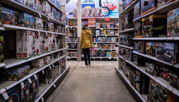 Una compradora en el pasillo de juguetes de una tienda en Chicago. Fotógrafo: Christopher Dilts/Bloomberg