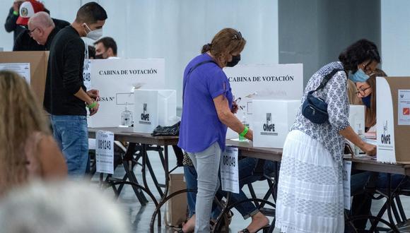 Peruanos residentes en Estados Unidos emitieron su voto en el centro de votación ubicado en el Centro de Convenciones de Miami Beach. (Foto: EFE / EPA / CRISTOBAL HERRERA-ULASHKEVICH)