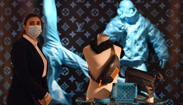 Una mujer, que usa una máscara para protegerse contra el coronavirus, camina en el centro comercial de Dubai el 28 de abril de 2020. (Karim SAHIB / AFP).