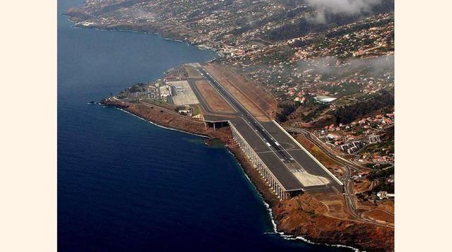 FOTO 5 | Aeropuerto Cristiano Ronaldo de Madeira (Portugal), el aeródromo es famoso por su pista pegada al mar y la complejidad que ofrece a los pilotos a la hora de aterrizar.