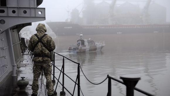 Soldado ucraniano monta guardia en un barco militar llamado "Dondass" amarrado en Mariupol, puerto de Mar de Azov. (Foto: AFP | Imagen Referencial)