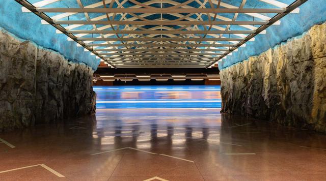 FOTO 22 | ESTACIÓN SUNDBYBERG CENTRUM
En esta estación, la arquitectura orgánica también fue utilizada, aunque le añadieron detalles de diseño moderno.