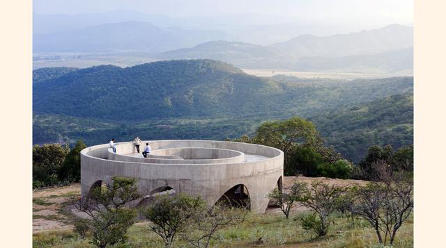 MIRADOR EN EL ESPINAZO DEL DIABLO, JALISCO (MÉXICO). En 2008, el Estado de Jalisco pidió a varios arquitectos proyectos para áreas de descanso y miradores a lo largo de la Ruta del Peregrino. El escogido fue este y se inauguró en 2010.