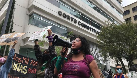 Activistas de grupos feministas ecuatorianos se manifestaron hoy a favor del aborto en Quito (Ecuador). (Foto: EFE/Andrés Ávila)