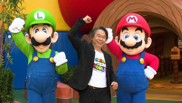 Shigeru Miyamoto con Luigi y Mario, sus creaciones, en la entrada de Super Nintendo World. (Captura de pantalla)