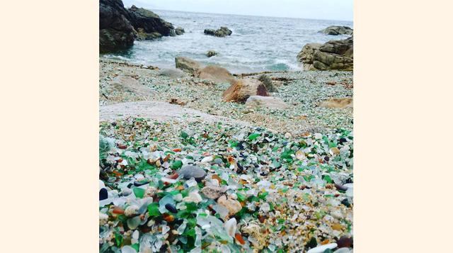 Playa de los cristales (Estados Unidos), una playa californiana fue destinada a comienzos del siglo XX como un tiradero de basuras. Los residentes vertían ahí todos sus desechos y residuos, incluyendo electrodomésticos, botellas, partes viejas de las casa