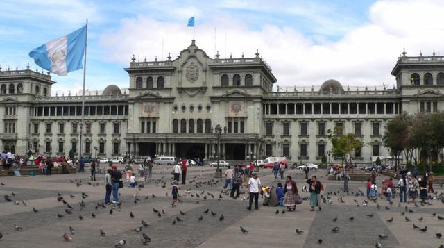 Guatemala. Documentos sostienen que el nombre de Guatemala ya aparecía con esa grafía en el año 1524, según una investigación del diario Prensa Libre de Guatemala. Deriva de la palabra Quauhtemallan del idioma náhualt y es el nombre con que los indígenas 