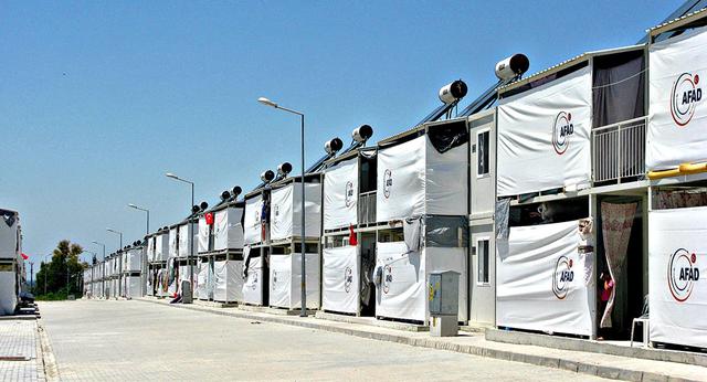 A las afueras de la ciudad turca de Osmaniye, se ubica otro campo de refugiados con 3,352 contenedores, una escuela, un centro de salud, una mezquita, juegos para niños, áreas deportivas y bibliotecas.