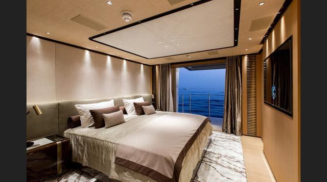 Vista interior de uno de los camarotes principales, con vista al exterior de la nave. (Foto: Megaricos)