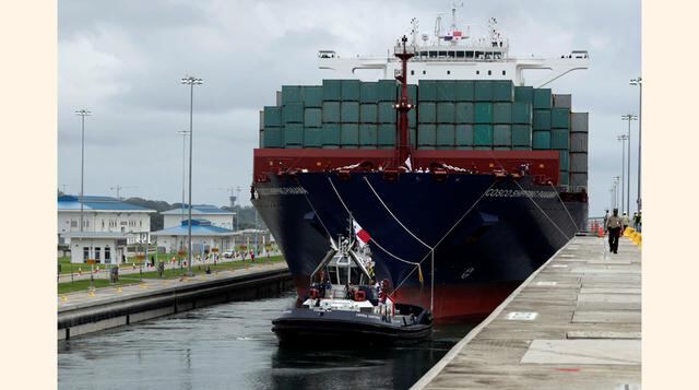 Jalado por varios remolcadores, el portacontenedores "Cosco Shipping Panama" ingresó a las nuevas esclusas de Agua Clara en una mañana nublada en ese sector terminal de la provincia de Colón, a 80 kilómetros al norte de la capital. Antes de la a