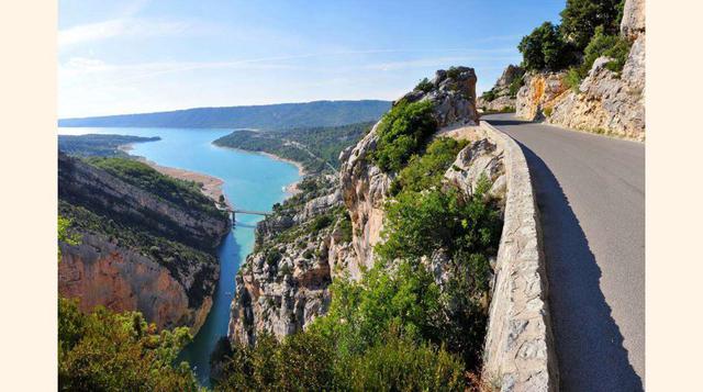 FOTO 10 | Hay varias carreteras para aproximarse a las paredes del Verdón, una de las gargantas más bonitas de Europa por su vegetación y sus aguas azul turquesa. Pero los conductores coinciden en que la D23, la Route des Cretes, es la más espectacular: 2