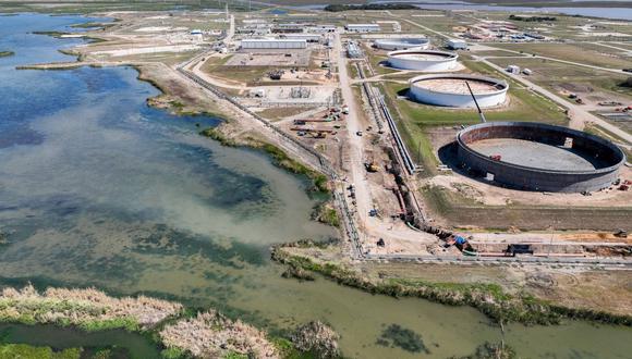 En esta foto de archivo tomada el 19 de octubre de 2022 en una vista aérea, se ve el almacenamiento de la Reserva Estratégica de Petróleo en el sitio de Bryan Mound en Freeport, Texas. (Foto de Brandon Bell / GETTY IMAGES NORTH AMERICA / AFP)