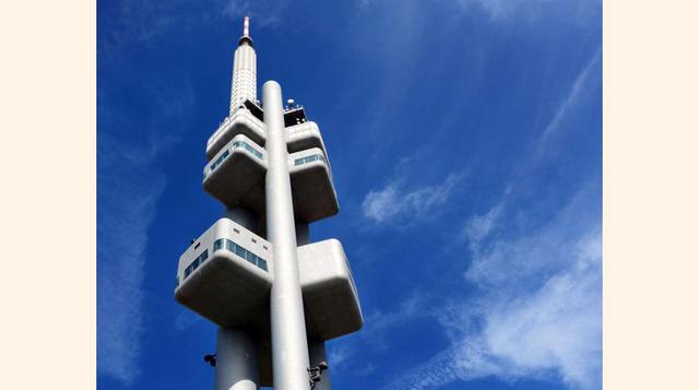 FOTO 11 | Torre de televisión Zizkov – Praga, es cierto que Praga tiene excelentes obras de arquitectura, pero esta torre no es una de ellas. Si te fijas, verás que tiene pequeñas esculturas de bebés escalando.