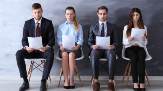 Debes de prepararte y organizarte para una entrevista de trabajo. Foto: AP