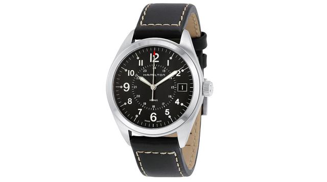 Hamilton. No solo es el rostro del billete de diez dólares y la inspiración para el mayor espectáculo de Broadway, Hamilton es también una marca de relojes. Aunque no es tan llamativa como su contraparte musical, este sigue siendo un gran reloj discreto q